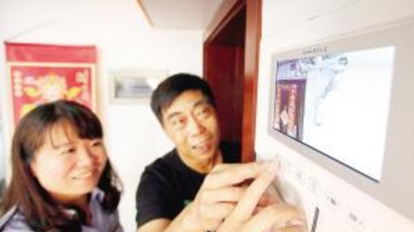 Visual doorbell allows listens 